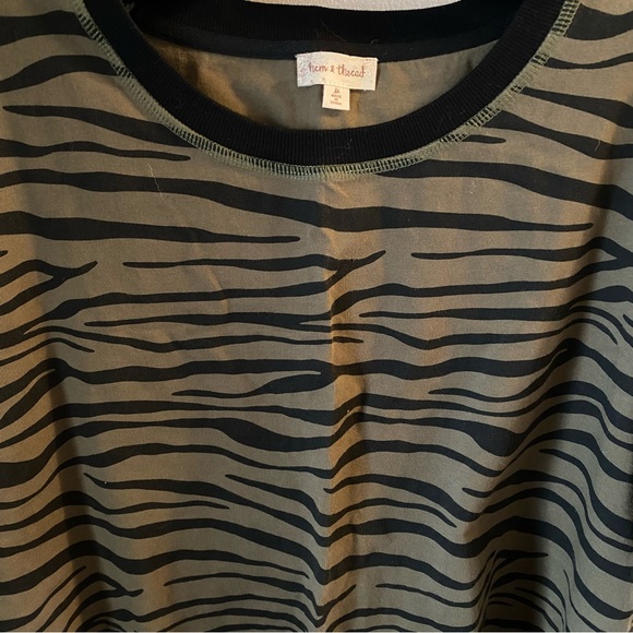 NWOT Hem & Thread Top - Picture 3 of 3